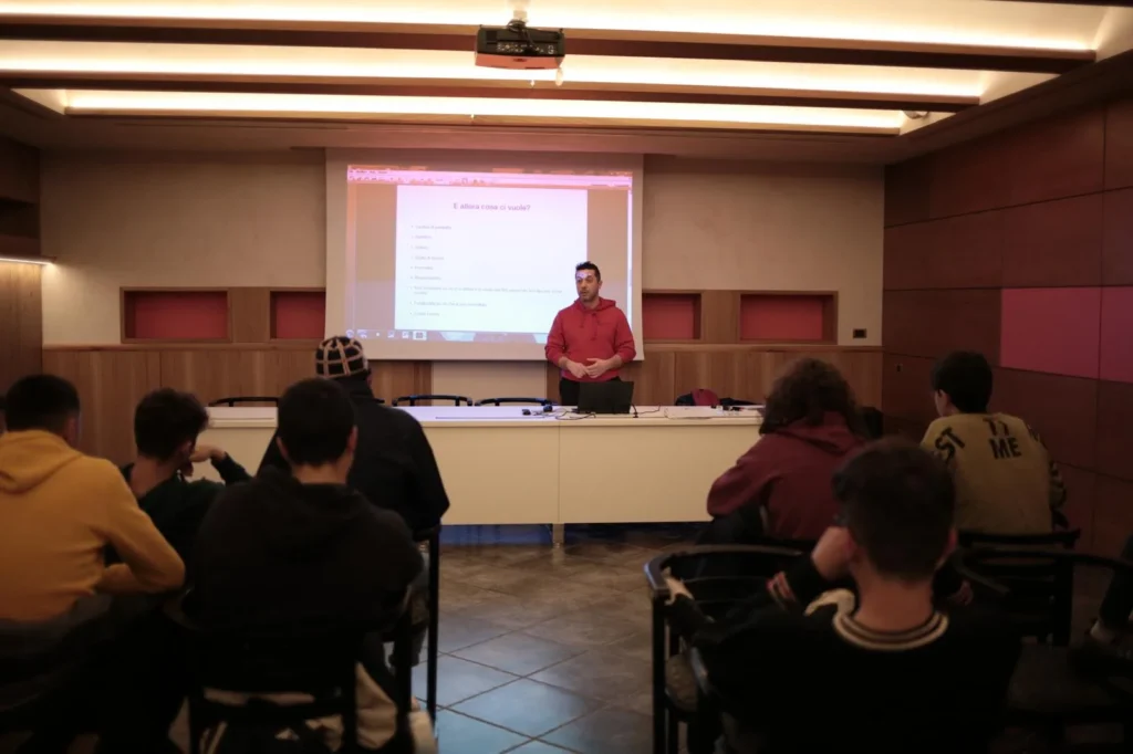 Manuel Frati durante una presentazione
