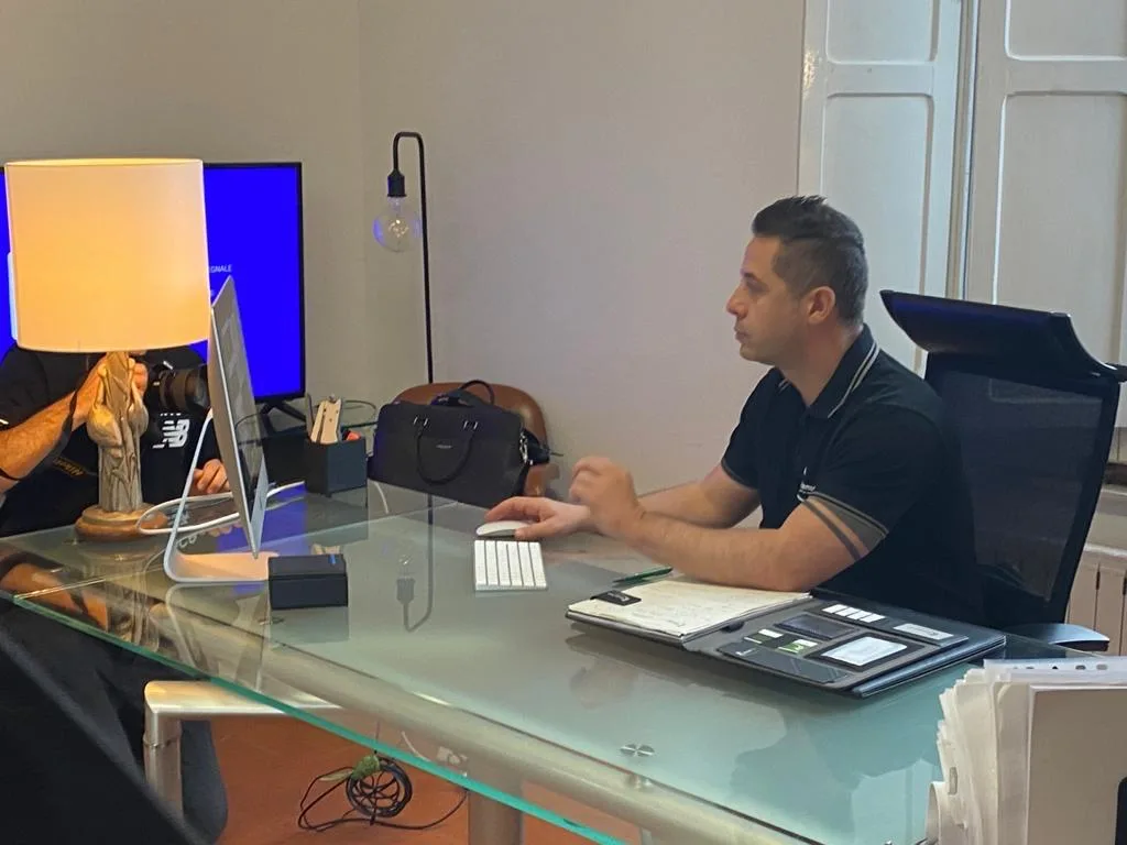Manuel Frati al lavoro alla scrivania